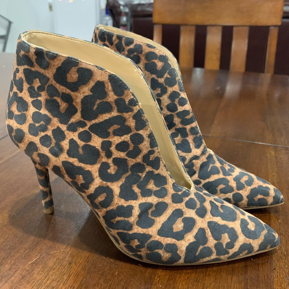Animal print high heals, women’s size 7.5. Like new condition. Very sexy fit.